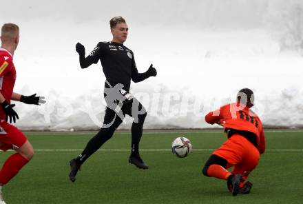 Fussball Testspiel. SK Austria Klagenfurt gegen SV Spittal. Lukas Fridrikas (Klagenfurt), Aric Leon Haimburger  (Spittal). Moosburg, am 15.1.2022.
Foto: Kuess
www.qspictures.net
---
pressefotos, pressefotografie, kuess, qs, qspictures, sport, bild, bilder, bilddatenbank