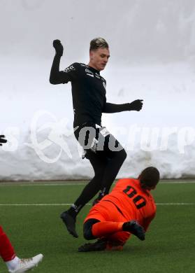 Fussball Testspiel. SK Austria Klagenfurt gegen SV Spittal. Lukas Fridrikas (Klagenfurt),   Aric Leon Haimburger (Spittal). Moosburg, am 15.1.2022.
Foto: Kuess
www.qspictures.net
---
pressefotos, pressefotografie, kuess, qs, qspictures, sport, bild, bilder, bilddatenbank