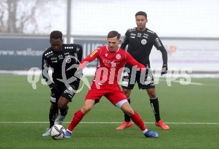 Fussball Testspiel. SK Austria Klagenfurt gegen SV Spittal.  Gloire Amanda,, Michael Blauensteiner (Klagenfurt),  Tom Zurga (Spittal). Moosburg, am 15.1.2022.
Foto: Kuess
www.qspictures.net
---
pressefotos, pressefotografie, kuess, qs, qspictures, sport, bild, bilder, bilddatenbank