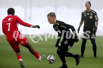 Fussball Testspiel. SK Austria Klagenfurt gegen SV Spittal. Lukas Fridrikas, (Klagenfurt),  Rashidi Mohamed Udikaluka  (Spittal). Moosburg, am 15.1.2022.
Foto: Kuess
www.qspictures.net
---
pressefotos, pressefotografie, kuess, qs, qspictures, sport, bild, bilder, bilddatenbank
