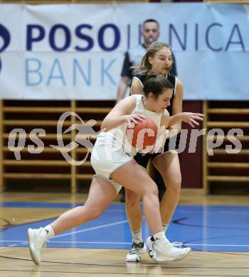 Basketball Damen Superliga 2021/2022. Grunddurchgang 9. Runde.  KOS Celovec Damen gegen  Basket Flames.  Elma Voljevica (KOS),  Lara Brunner  (Basket Flames). Klagenfurt, am 22.1.2022.
Foto: Kuess
www.qspictures.net
---
pressefotos, pressefotografie, kuess, qs, qspictures, sport, bild, bilder, bilddatenbank