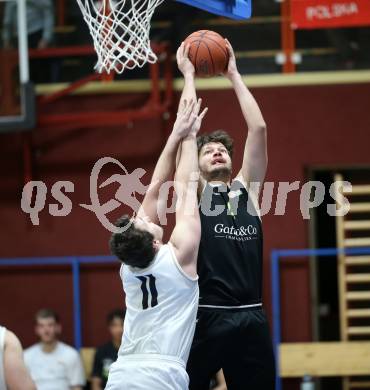 Basketball Zweite Liga 2021/2022. Grunddurchgang 14. Runde.  Woerthersee Piraten gegen Basket Flames.  Andreas Nuck (Piraten), Lorenz Gerstendoerfer  (Basket Flames). Klagenfurt, am 29.1.2022. 
Foto: Kuess
www.qspictures.net

---
pressefotos, pressefotografie, kuess, qs, qspictures, sport, bild, bilder, bilddatenbank