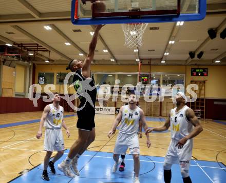 Basketball Zweite Liga 2021/2022. Grunddurchgang 14. Runde.  Woerthersee Piraten gegen Basket Flames. Jan-Arne Apschner, Maximilian Kunovjanek, Shawn Ray  (Piraten), Fabio Soehnel  (Basket Flames). Klagenfurt, am 29.1.2022. 
Foto: Kuess
www.qspictures.net

---
pressefotos, pressefotografie, kuess, qs, qspictures, sport, bild, bilder, bilddatenbank