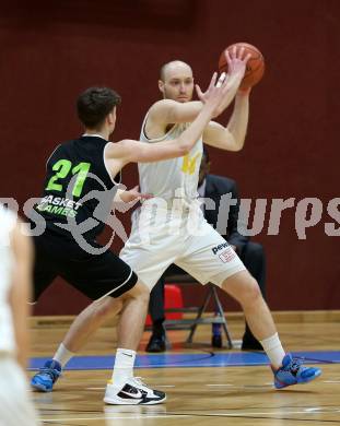 Basketball Zweite Liga 2021/2022. Grunddurchgang 14. Runde.  Woerthersee Piraten gegen Basket Flames. Sead Mulalic  (Piraten), Stefan Andic  (Basket Flames). Klagenfurt, am 29.1.2022. 
Foto: Kuess
www.qspictures.net

---
pressefotos, pressefotografie, kuess, qs, qspictures, sport, bild, bilder, bilddatenbank