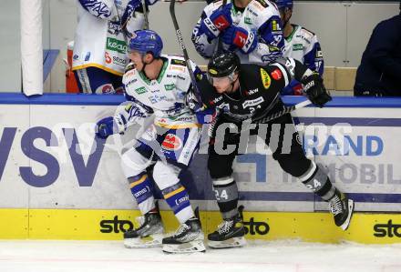 EBEL. Eishockey Bundesliga. VSV gegen Dornbirn Bulldogs.  Scott KOsmachuk,  (VSV),  Matthew Spencer (Dornbirn). Villach, am 5.2.2022.
Foto: Kuess
www.qspictures.net
---
pressefotos, pressefotografie, kuess, qs, qspictures, sport, bild, bilder, bilddatenbank