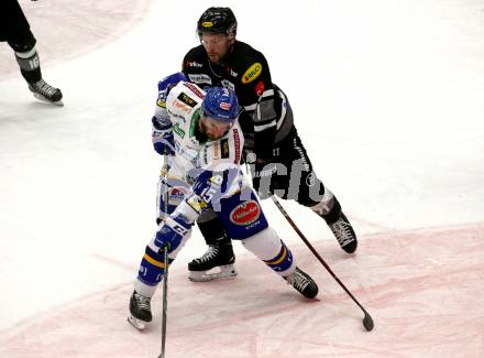 EBEL. Eishockey Bundesliga. VSV gegen Dornbirn Bulldogs.  Travis Oleksuk,  (VSV), Kevin Macierzynski  (Dornbirn). Villach, am 5.2.2022.
Foto: Kuess
www.qspictures.net
---
pressefotos, pressefotografie, kuess, qs, qspictures, sport, bild, bilder, bilddatenbank