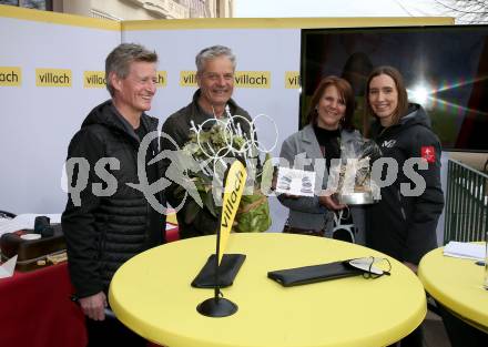 Snowboard. Empfang Silbermedaillengewinnerin Daniela Ulbing.  Landessportdirektor Arno Arthofer, Christian Gfrerer, Daniela Ulbing. Villach, am 11.2.2022.
Foto: Kuess
www.qspictures.net


---
pressefotos, pressefotografie, kuess, qs, qspictures, sport, bild, bilder, bilddatenbank