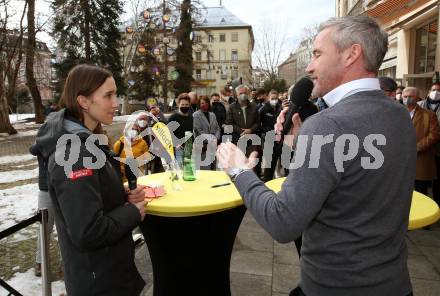Snowboard. Empfang Silbermedaillengewinnerin Daniela Ulbing.  Daniela Ulbing, Joschi Peharz. Villach, am 11.2.2022.
Foto: Kuess
www.qspictures.net
---
pressefotos, pressefotografie, kuess, qs, qspictures, sport, bild, bilder, bilddatenbank
