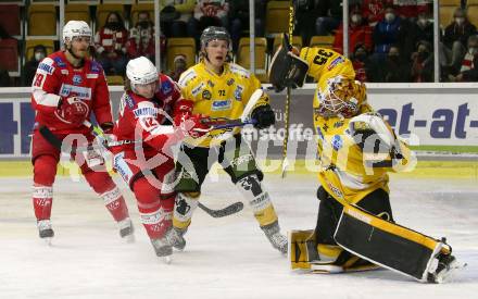 EBEL. Eishockey Bundesliga. KAC gegen	HC Pustertal Woelfe. David Maier, Stefan Geier,  (KAC),  ViliJuhani Laitinen (Pustertal). Klagenfurt, am 13.2.2022.
Foto: Kuess
www.qspictures.net

---
pressefotos, pressefotografie, kuess, qs, qspictures, sport, bild, bilder, bilddatenbank