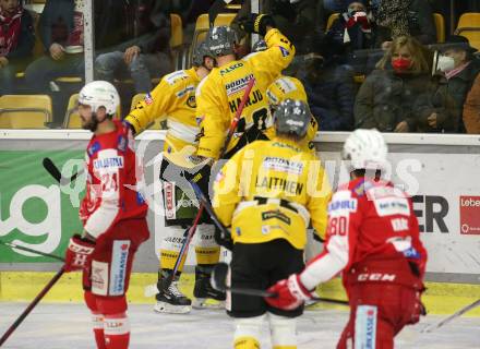 EBEL. Eishockey Bundesliga. KAC gegen	HC Pustertal Woelfe.  Torjubel Gregory Kenneth Charles Carey, Johan Harju (Pustertal). Klagenfurt, am 13.2.2022.
Foto: Kuess
www.qspictures.net

---
pressefotos, pressefotografie, kuess, qs, qspictures, sport, bild, bilder, bilddatenbank