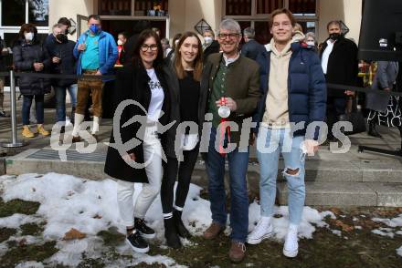 Snowboard. Empfang Silbermedaillengewinnerin Daniela Ulbing.  Mutter, Vater Hubert, Bruder, Daniela Ulbing,. Villach, am 11.2.2022.
Foto: Kuess
www.qspictures.net

---
pressefotos, pressefotografie, kuess, qs, qspictures, sport, bild, bilder, bilddatenbank