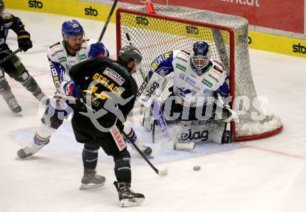 EBEL. Eishockey Bundesliga. VSV gegen HC Pustertal Woelfe. Derek Joslin, Alexander Schmidt,  (VSV),  Maxwell Nicholas Gerlach  (Pustertal). Villach, am 16.2.2022.
Foto: Kuess
www.qspictures.net
---
pressefotos, pressefotografie, kuess, qs, qspictures, sport, bild, bilder, bilddatenbank