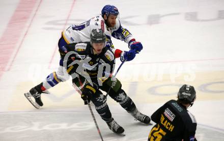 EBEL. Eishockey Bundesliga. VSV gegen HC Pustertal Woelfe. Kevin Moderer,  (VSV),  Simon Berger (Pustertal). Villach, am 16.2.2022.
Foto: Kuess
www.qspictures.net
---
pressefotos, pressefotografie, kuess, qs, qspictures, sport, bild, bilder, bilddatenbank