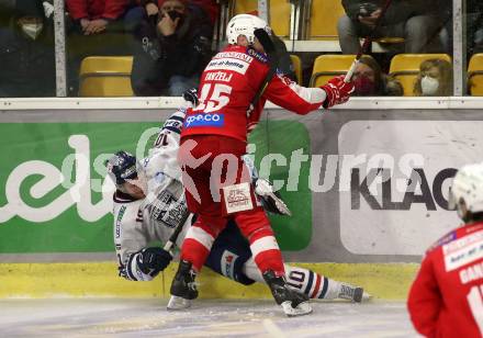 EBEL. Eishockey Bundesliga. KAC gegen	Hydro Fehervar AV 19. Andrej Tavzelj,  (KAC), Istvan Bartalis  (Fehervar). Klagenfurt, am 18.2.2022.
Foto: Kuess
www.qspictures.net

---
pressefotos, pressefotografie, kuess, qs, qspictures, sport, bild, bilder, bilddatenbank