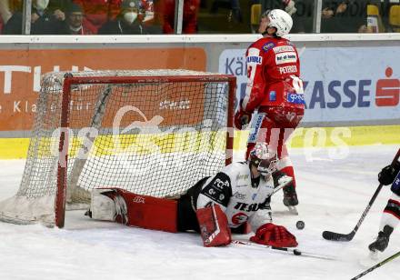EBEL. Eishockey Bundesliga. KAC gegen	Tesla Orli Znojmo. Nicholas ERic Petersen, (KAC),  Pavel Kantor  (Znojmo). Klagenfurt, am 18.2.2022.
Foto: Kuess
www.qspictures.net

---
pressefotos, pressefotografie, kuess, qs, qspictures, sport, bild, bilder, bilddatenbank