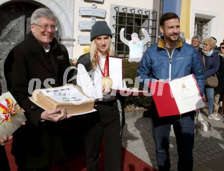 Snowboard. Slopestyle.  Big Air. Empfang Olympiasiegerin Anna Gasser.  Landeshauptmann Peter Kaiser,  Anna Gasser, Sebastian Schuschnig. Millstatt, am 20.2.2022.
Foto: Kuess
www.qspictures.net
---
pressefotos, pressefotografie, kuess, qs, qspictures, sport, bild, bilder, bilddatenbank