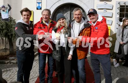 Snowboard. Slopestyle.  Big Air. Empfang Olympiasiegerin Anna Gasser.   Matthias Mayer, Franz Klammer, Anna Gasser, Fritz Strobl, Thomas Morgenstern. Millstatt, am 20.2.2022.
Foto: Kuess
www.qspictures.net
---
pressefotos, pressefotografie, kuess, qs, qspictures, sport, bild, bilder, bilddatenbank