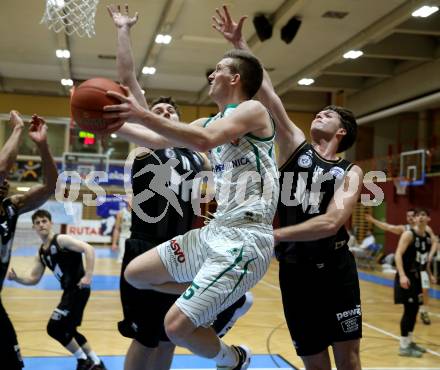 Basketball 2. Liga 2021/2022. Grunddurchgang 15. Runde.  KOS Celovec gegen  Woerthersee Piraten. Andi Smrtnik (KOS), Alexander Pirker, Shawn Ray  (Piraten). Klagenfurt, am 25.2.2022.
Foto: Kuess
www.qspictures.net
---
pressefotos, pressefotografie, kuess, qs, qspictures, sport, bild, bilder, bilddatenbank