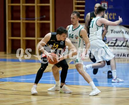 Basketball 2. Liga 2021/2022. Grunddurchgang 17. Runde.  KOS Celovec gegen  Guessing/Jennersdorf Blackbirds. Marko Gutalj  (KOS), Christoph Astl   (Blackbirds). Klagenfurt, am 27.2.2022.
Foto: Kuess
www.qspictures.net
---
pressefotos, pressefotografie, kuess, qs, qspictures, sport, bild, bilder, bilddatenbank
