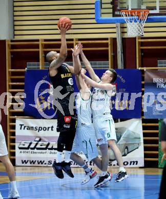 Basketball 2. Liga 2021/2022. Grunddurchgang 17. Runde.  KOS Celovec gegen  Guessing/Jennersdorf Blackbirds. Andi Smrtnik, Erik Groznik  (KOS),   Gary Ware (Blackbirds). Klagenfurt, am 27.2.2022.
Foto: Kuess
www.qspictures.net
---
pressefotos, pressefotografie, kuess, qs, qspictures, sport, bild, bilder, bilddatenbank