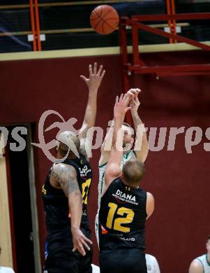 Basketball 2. Liga 2021/2022. Grunddurchgang 17. Runde.  KOS Celovec gegen  Guessing/Jennersdorf Blackbirds.  Tim Huber (KOS), Gary Ware, Mate Horvath  (Blackbirds). Klagenfurt, am 27.2.2022.
Foto: Kuess
www.qspictures.net
---
pressefotos, pressefotografie, kuess, qs, qspictures, sport, bild, bilder, bilddatenbank