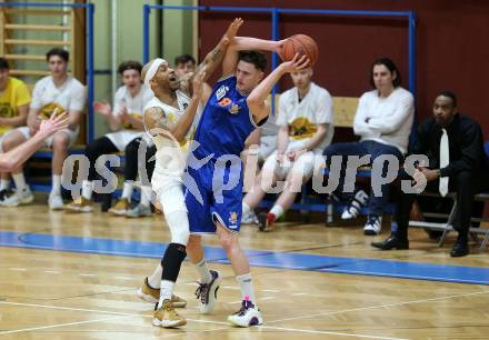 Basketball Zweite Liga 2021/2022. Grunddurchgang 18. Runde.  Woerthersee Piraten gegen 	BBU Salzburg.  Shawn Ray (Piraten),  Thomas Buchegger  (Salzburg). Klagenfurt, am 5.3.2022. 
Foto: Kuess
www.qspictures.net

---
pressefotos, pressefotografie, kuess, qs, qspictures, sport, bild, bilder, bilddatenbank