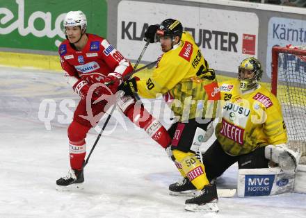 EBEL. Eishockey Bundesliga. KAC gegen	spusu Vienna Capitals. Matthew Fraser,  (KAC), Mario Fischer, Bernhard Starkbaum  (Vienna Capitals). Klagenfurt, am 11.3.2022.
Foto: Kuess
www.qspictures.net

---
pressefotos, pressefotografie, kuess, qs, qspictures, sport, bild, bilder, bilddatenbank