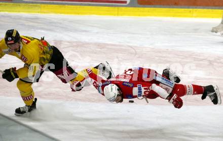 EBEL. Eishockey Bundesliga. KAC gegen	spusu Vienna Capitals. Steven Strong,  (KAC), Charles Dodero  (Vienna Capitals). Klagenfurt, am 13.3.2022.
Foto: Kuess
www.qspictures.net

---
pressefotos, pressefotografie, kuess, qs, qspictures, sport, bild, bilder, bilddatenbank