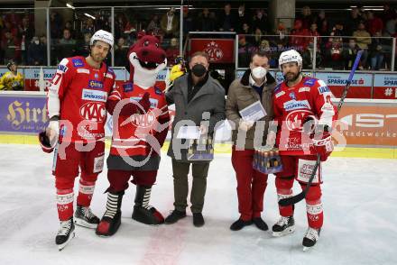 EBEL. Eishockey Bundesliga. KAC gegen	spusu Vienna Capitals. Thomas Hundertpfund, Spieler des Abends Thomas Koch (KAC). Klagenfurt, am 13.3.2022.
Foto: Kuess
www.qspictures.net

---
pressefotos, pressefotografie, kuess, qs, qspictures, sport, bild, bilder, bilddatenbank