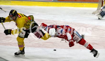 EBEL. Eishockey Bundesliga. KAC gegen	spusu Vienna Capitals. Steven Strong,  (KAC), Charles Dodero  (Vienna Capitals). Klagenfurt, am 13.3.2022.
Foto: Kuess
www.qspictures.net

---
pressefotos, pressefotografie, kuess, qs, qspictures, sport, bild, bilder, bilddatenbank