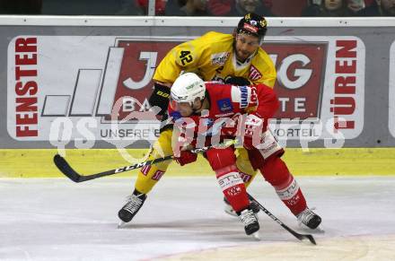 EBEL. Eishockey Bundesliga. KAC gegen	spusu Vienna Capitals. Fabian Hochegger, (KAC), Alex Wall   (Vienna Capitals). Klagenfurt, am 13.3.2022.
Foto: Kuess
www.qspictures.net

---
pressefotos, pressefotografie, kuess, qs, qspictures, sport, bild, bilder, bilddatenbank