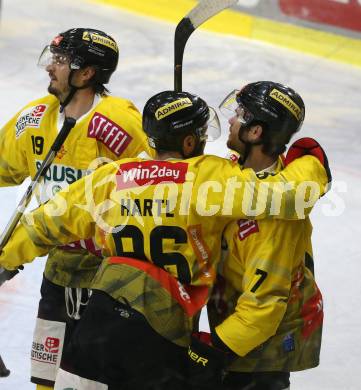 EBEL. Eishockey Bundesliga. KAC gegen	spusu Vienna Capitals. Torjubel Brody Sutter, Nikolaus Hartl, Matthew Prapavessis  (Vienna Capitals). Klagenfurt, am 13.3.2022.
Foto: Kuess
www.qspictures.net

---
pressefotos, pressefotografie, kuess, qs, qspictures, sport, bild, bilder, bilddatenbank