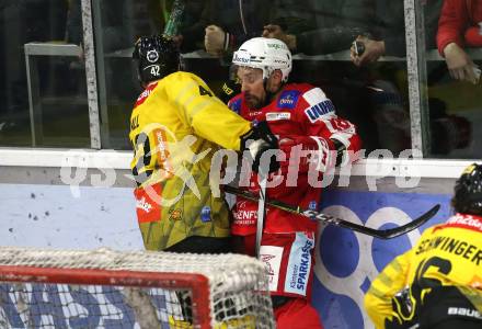 EBEL. Eishockey Bundesliga. KAC gegen	spusu Vienna Capitals. Thomas Koch,  (KAC),  Alex Wall (Vienna Capitals). Klagenfurt, am 13.3.2022.
Foto: Kuess
www.qspictures.net

---
pressefotos, pressefotografie, kuess, qs, qspictures, sport, bild, bilder, bilddatenbank