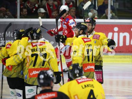 EBEL. Eishockey Bundesliga. KAC gegen	spusu Vienna Capitals. Torjubel Matt Bradley, Joel Lowry, James Sheppard   (Vienna Capitals). Klagenfurt, am 20.3.2022.
Foto: Kuess
www.qspictures.net

---
pressefotos, pressefotografie, kuess, qs, qspictures, sport, bild, bilder, bilddatenbank