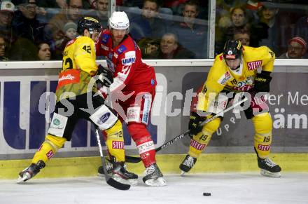EBEL. Eishockey Bundesliga. KAC gegen	spusu Vienna Capitals. Thomas Hundertpfund, (KAC),  Alex Wall, Brody Sutter  (Vienna Capitals). Klagenfurt, am 20.3.2022.
Foto: Kuess
www.qspictures.net

---
pressefotos, pressefotografie, kuess, qs, qspictures, sport, bild, bilder, bilddatenbank