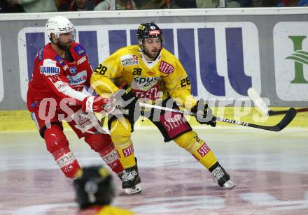 EBEL. Eishockey Bundesliga. KAC gegen	spusu Vienna Capitals. Martin Schumnig, (KAC),  Luke Moncada  (Vienna Capitals). Klagenfurt, am 20.3.2022.
Foto: Kuess
www.qspictures.net

---
pressefotos, pressefotografie, kuess, qs, qspictures, sport, bild, bilder, bilddatenbank
