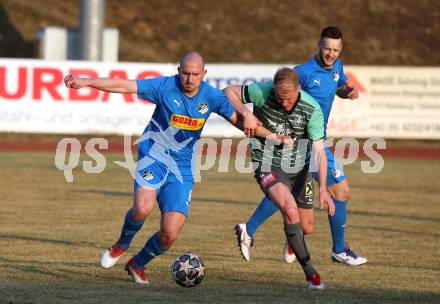 Fussball Kaerntner Liga. Voelkermarkt gegen Bleiburg. Matthias Maierhofer (Voelkermarkt), Nikola Tolimir (Bleiburg). Voelkermarkt, 26.3.2022.
Foto: Kuess

---
pressefotos, pressefotografie, kuess, qs, qspictures, sport, bild, bilder, bilddatenbank