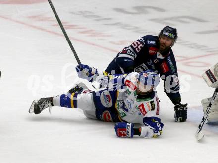 EBEL. Eishockey Bundesliga. VSV gegen Hydro Fehervar AV 19.  Rick Schofield,  (VSV), Andrew Sarauer  (Hydro Fehervar). Villach, am 1.4.2022.
Foto: Kuess
www.qspictures.net
---
pressefotos, pressefotografie, kuess, qs, qspictures, sport, bild, bilder, bilddatenbank