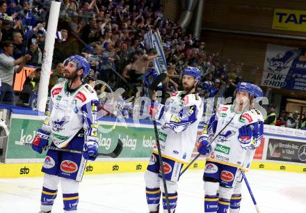 EBEL. Eishockey Bundesliga. VSV gegen Hydro Fehervar AV 19.   Travis Oleksuk, Rick Schofield, Renars Krastenbergs (VSV). Villach, am 1.4.2022.
Foto: Kuess
www.qspictures.net
---
pressefotos, pressefotografie, kuess, qs, qspictures, sport, bild, bilder, bilddatenbank