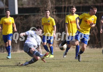 Fussball 2. Klasse B. SG KSK-Woerthersee/ATUS Poertschach gegen Afritz.  Marcel Kaiser (KSK-Woerthersee/Poertschach),  Thomas Tauchhammer (Afritz). Krumpendorf, 26.3.2022.
Foto: Kuess

---
pressefotos, pressefotografie, kuess, qs, qspictures, sport, bild, bilder, bilddatenbank