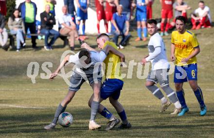 Fussball 2. Klasse B. SG KSK-Woerthersee/ATUS Poertschach gegen Afritz.  Ammar Kabaklija (KSK-Woerthersee/Poertschach),  Thomas Tauchhammer (Afritz). Krumpendorf, 26.3.2022.
Foto: Kuess

---
pressefotos, pressefotografie, kuess, qs, qspictures, sport, bild, bilder, bilddatenbank