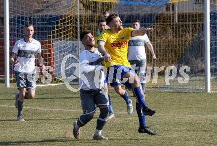 Fussball 2. Klasse B. SG KSK-Woerthersee/ATUS Poertschach gegen Afritz.  Pascal Wunder (KSK-Woerthersee/Poertschach),  Sandro Pascal Moser (Afritz). Krumpendorf,, 26.3.2022.
Foto: Kuess

---
pressefotos, pressefotografie, kuess, qs, qspictures, sport, bild, bilder, bilddatenbank