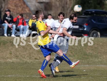 Fussball 2. Klasse B. SG KSK-Woerthersee/ATUS Poertschach gegen Afritz.  Alexander Percher (KSK-Woerthersee/Poertschach), Mario Rene Valente  (Afritz). Krumpendorf, 26.3.2022.
Foto: Kuess

---
pressefotos, pressefotografie, kuess, qs, qspictures, sport, bild, bilder, bilddatenbank