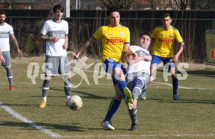 Fussball 2. Klasse B. SG KSK-Woerthersee/ATUS Poertschach gegen Afritz.  Nico Wedenig (KSK-Woerthersee/Poertschach), Julian Eder  (Afritz). Krumpendorf, 26.3.2022.
Foto: Kuess

---
pressefotos, pressefotografie, kuess, qs, qspictures, sport, bild, bilder, bilddatenbank