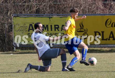 Fussball 2. Klasse B. SG KSK-Woerthersee/ATUS Poertschach gegen Afritz.  Alexander Percher (KSK-Woerthersee/Poertschach), Sandro Pascal Moser   (Afritz). Krumpendorf, 26.3.2022.
Foto: Kuess

---
pressefotos, pressefotografie, kuess, qs, qspictures, sport, bild, bilder, bilddatenbank