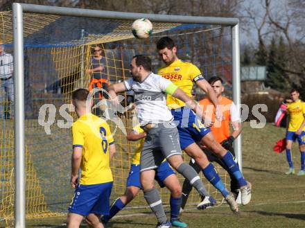 Fussball 2. Klasse B. SG KSK-Woerthersee/ATUS Poertschach gegen Afritz.  Alexander Percher (KSK-Woerthersee/Poertschach), Fabian Orter   (Afritz). Krumpendorf, 26.3.2022.
Foto: Kuess

---
pressefotos, pressefotografie, kuess, qs, qspictures, sport, bild, bilder, bilddatenbank