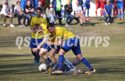 Fussball 2. Klasse B. SG KSK-Woerthersee/ATUS Poertschach gegen Afritz.  Ammar Kabaklija (KSK-Woerthersee/Poertschach), Thomas Tauchhammer, Fabian Johannes Prettner  (Afritz). Krumpendorf, 26.3.2022.
Foto: Kuess

---
pressefotos, pressefotografie, kuess, qs, qspictures, sport, bild, bilder, bilddatenbank