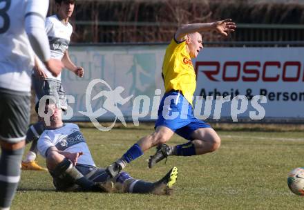 Fussball 2. Klasse B. SG KSK-Woerthersee/ATUS Poertschach gegen Afritz.  Nico Wedenig (KSK-Woerthersee/Poertschach),  Thomas Tauchhammer (Afritz). Krumpendorf, 26.3.2022.
Foto: Kuess

---
pressefotos, pressefotografie, kuess, qs, qspictures, sport, bild, bilder, bilddatenbank