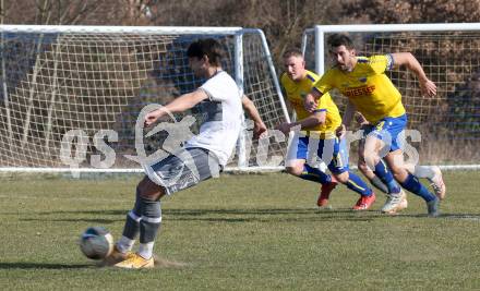 Fussball 2. Klasse B. SG KSK-Woerthersee/ATUS Poertschach gegen Afritz.  Stefan Perack (KSK-Woerthersee/Poertschach),  Marco Kahlhofer, Fabian Orter  (Afritz). Krumpendorf, 26.3.2022.
Foto: Kuess

---
pressefotos, pressefotografie, kuess, qs, qspictures, sport, bild, bilder, bilddatenbank