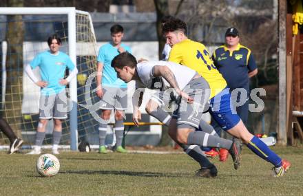 Fussball 2. Klasse B. SG KSK-Woerthersee/ATUS Poertschach gegen Afritz.  Fabian Krenn (KSK-Woerthersee/Poertschach), Julian Eder  (Afritz). Krumpendorf, 26.3.2022.
Foto: Kuess

---
pressefotos, pressefotografie, kuess, qs, qspictures, sport, bild, bilder, bilddatenbank